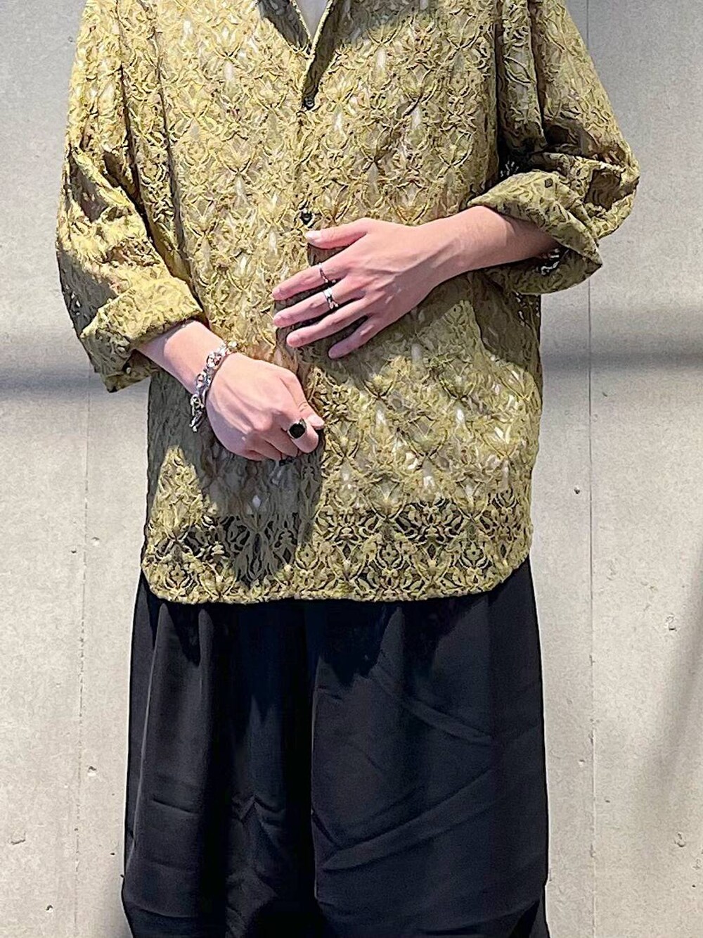 イエロー系のシャツ/ブラウス、ブラック系のサンダル、ブラック系のその他パンツを着用したメンズの春コーディネートの2枚目の写真