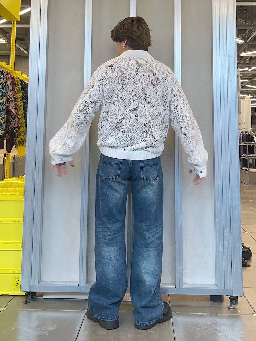 ブラック系のドレスシューズ、ホワイト系のブルゾン、ブルー系のデニムパンツを着用したメンズの春コーディネートの2枚目の写真
