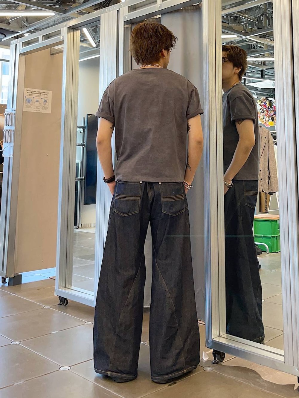 ブルー系のデニムパンツ、ブラック系のドレスシューズ、グレー系のTシャツ/カットソーを着用したメンズの春コーディネートの2枚目の写真