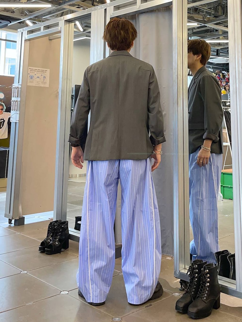 ブラック系のドレスシューズ、ブルー系のスラックス、ホワイト系のTシャツ/カットソーを着用したメンズの春コーディネートの2枚目の写真