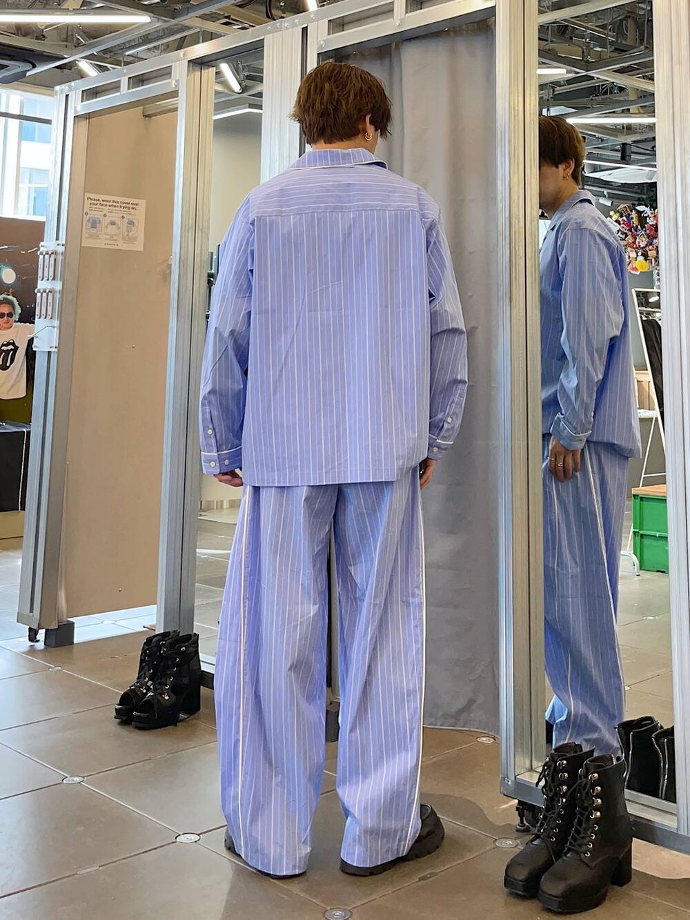 ブラック系のドレスシューズ、ブルー系のスラックス、ブルー系のシャツ/ブラウスを着用したメンズの春コーディネートの2枚目の写真