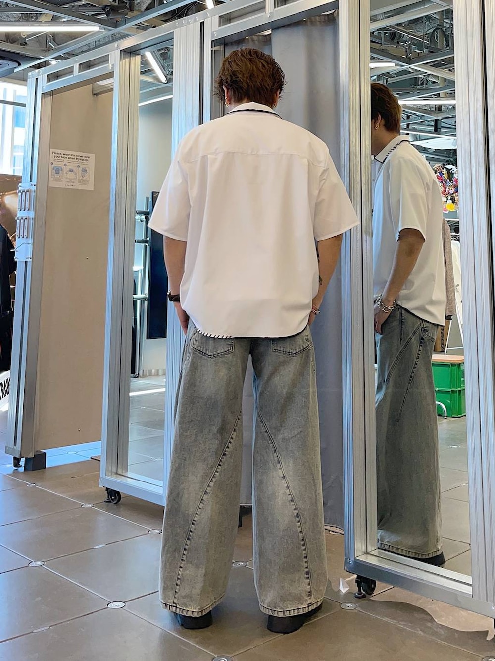 ブラック系のドレスシューズ、ホワイト系のシャツ/ブラウス、ホワイト系のTシャツ/カットソーを着用したメンズの春コーディネートの2枚目の写真