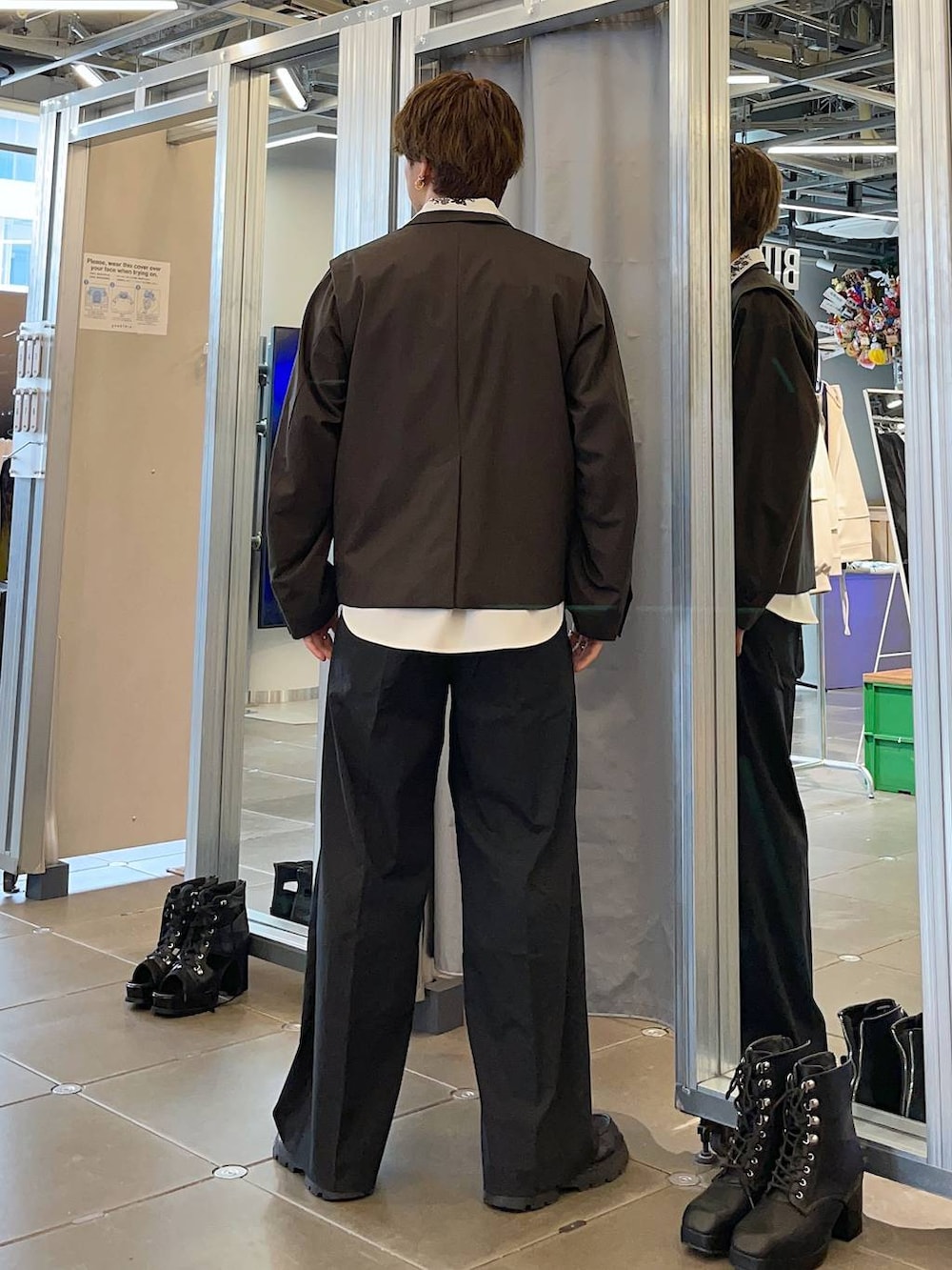 ホワイト系のシャツ/ブラウス、ブラック系のドレスシューズ、ブラウン系のテーラードジャケットを着用したメンズの春コーディネートの2枚目の写真