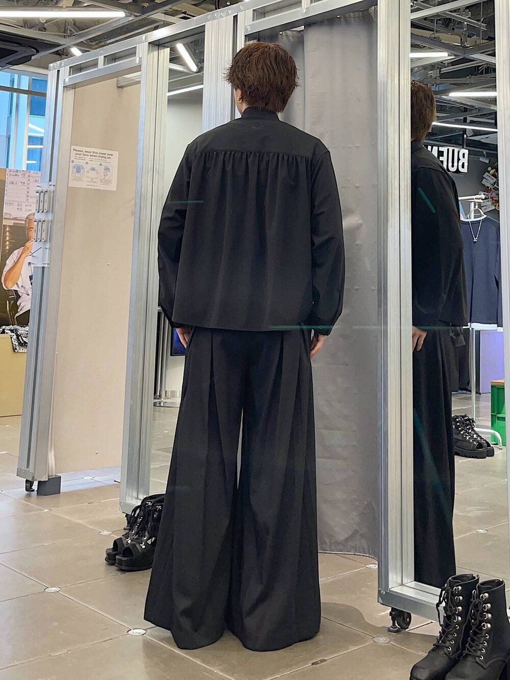 ブラック系のドレスシューズ、ブラウン系のメガネを着用したメンズの春コーディネートの2枚目の写真