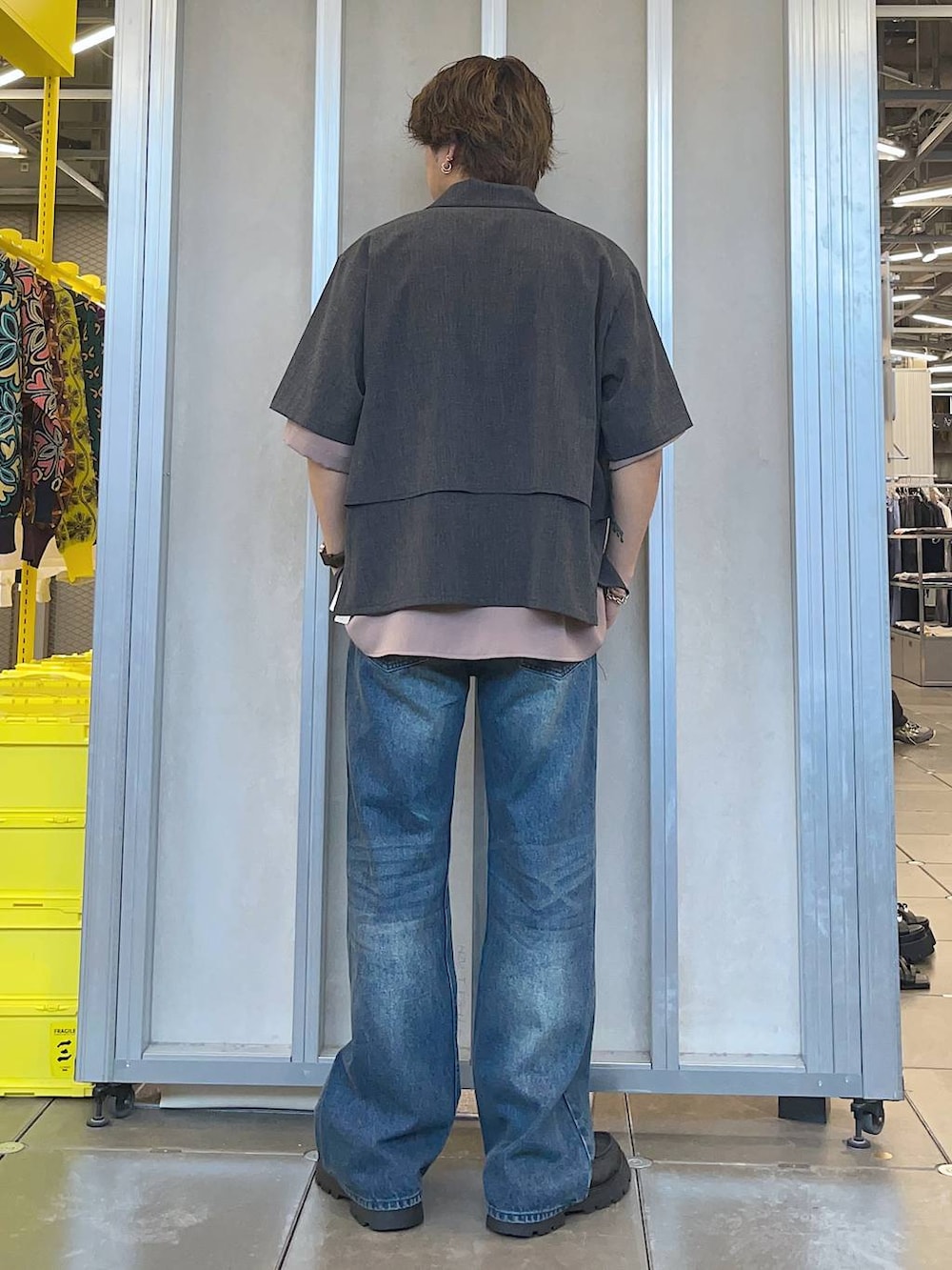 ブラック系のドレスシューズ、ブラック系のシャツ/ブラウス、ブルー系のデニムパンツを着用したメンズの春コーディネートの2枚目の写真