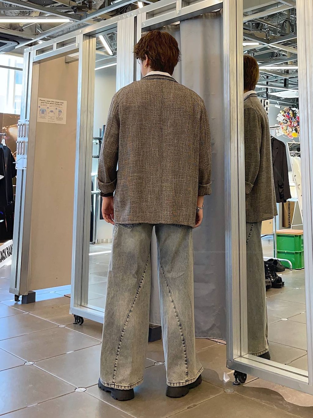 グレー系のテーラードジャケット、ブルー系のデニムパンツ、ホワイト系のシャツ/ブラウスを着用したメンズの春コーディネートの2枚目の写真