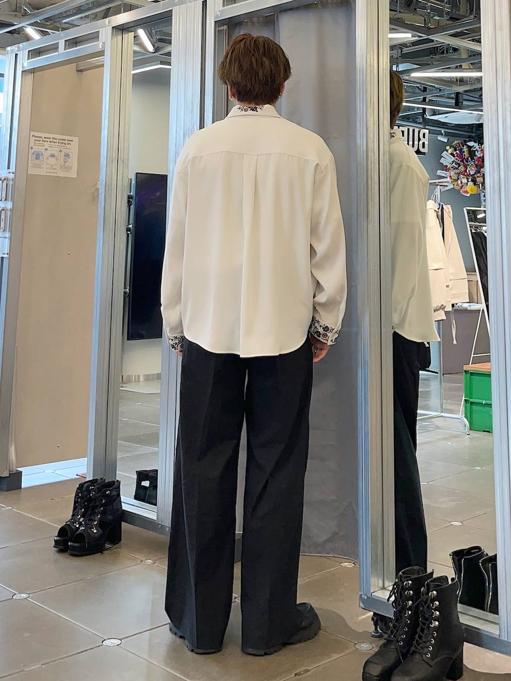 ホワイト系のシャツ/ブラウス、ブラック系のドレスシューズ、ブラック系のスラックスを着用したメンズの春コーディネートの2枚目の写真