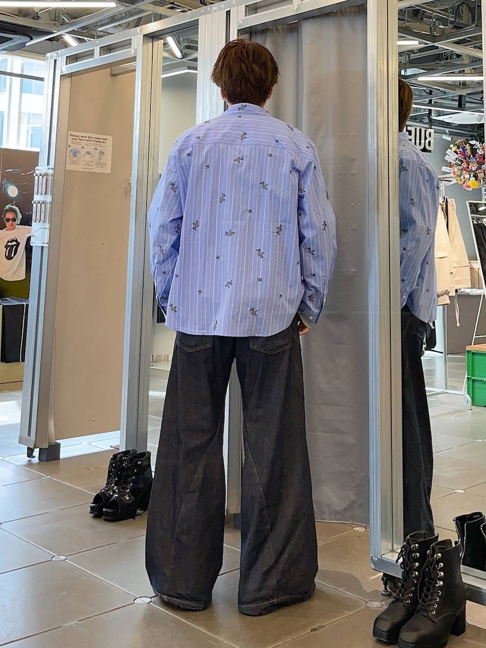 ブラック系のドレスシューズ、ブルー系のデニムパンツ、グレー系のTシャツ/カットソーを着用したメンズの春コーディネートの2枚目の写真