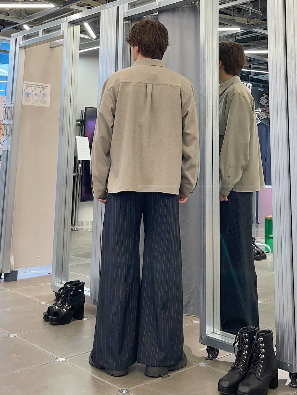 ブラック系のドレスシューズ、ブルー系のスラックス、ベージュ系のシャツ/ブラウスを着用したメンズの春コーディネートの2枚目の写真