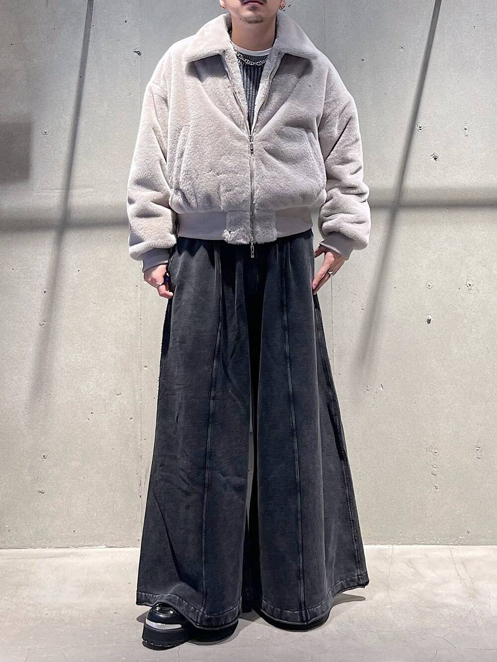 ブラック系のその他シューズ、グレー系のブルゾン、ブラック系のスウェットパンツを着用したメンズの冬コーディネートの2枚目の写真