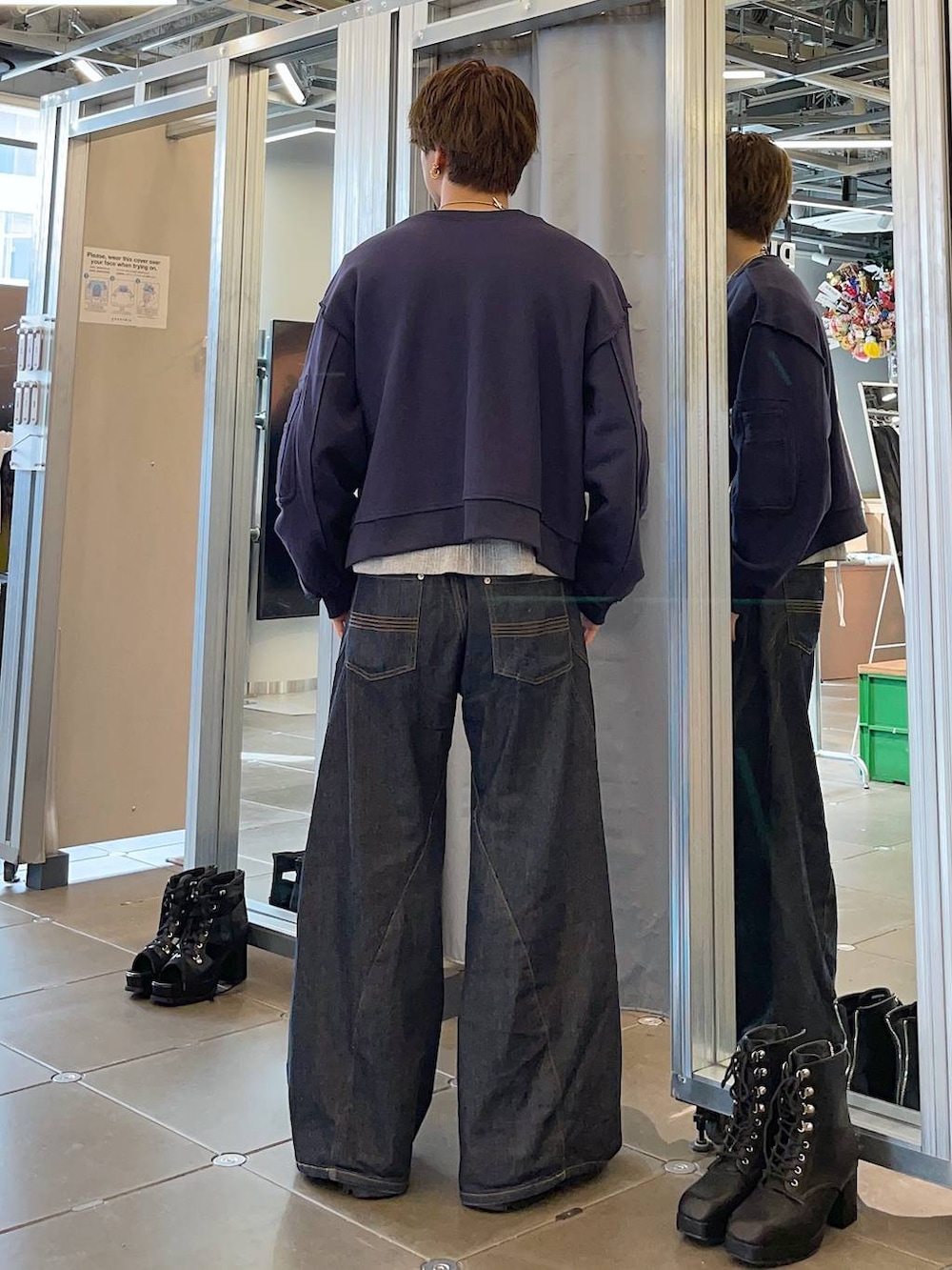 ブラック系のドレスシューズ、ブルー系のデニムパンツ、グレー系のTシャツ/カットソーを着用したメンズの春コーディネートの2枚目の写真