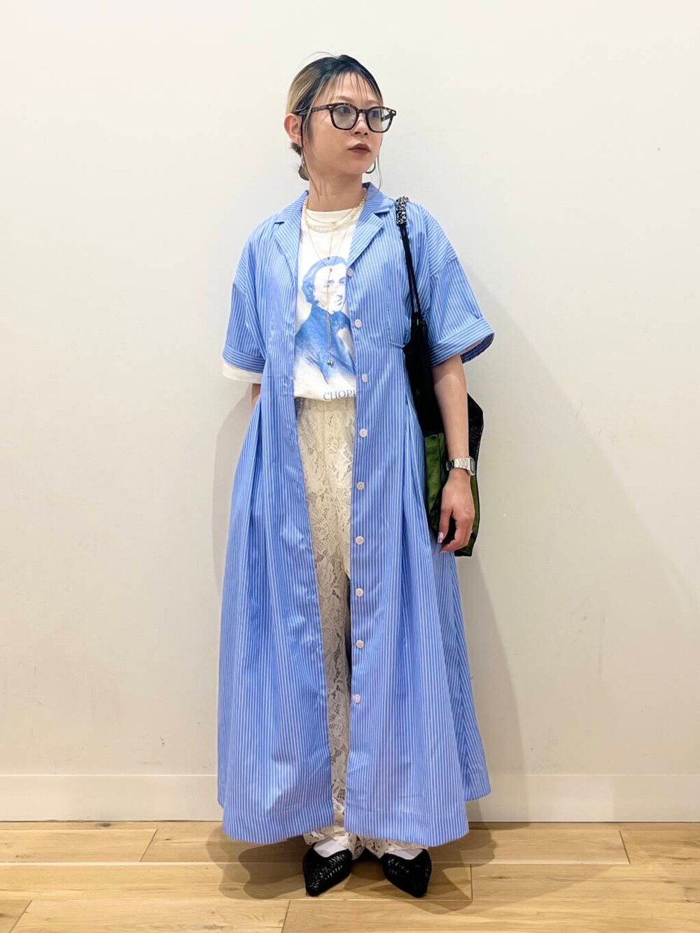 「ワンピース、トップス、センスオブプレイス、ワイドパンツ、ストライプシャツ、Tシャツ、2way、スポーツミックス、バッグ、ローファー、ハイウエスト、シャツワンピース、ビスチェ、ブラウス、トートバッグ」|「SENSE OF PLACE by URBAN RESEARCHのヴィンテージライクTシャツ(ショパン)(Tシャツ/カットソー、ホワイト系)」を使った、ミクさん(レディース・153cm)の春コーディネートの3枚目の写真