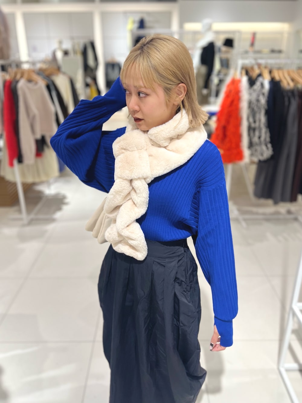 「レザー、スカート、ニット、SENSEOFPLACE、マフラー、ストール、バッグ、ショルダーバッグ、キルティング、コクーンスカート、コクーンシルエット、低身長コーデ、モード」|「SENSE OF PLACE by URBAN RESEARCHの『柴田ひかりさん着用』コクーンボリュームタックスカート(スカート、ブラック系)」を使った、ミクさん(レディース・153cm)の秋コーディネートの3枚目の写真