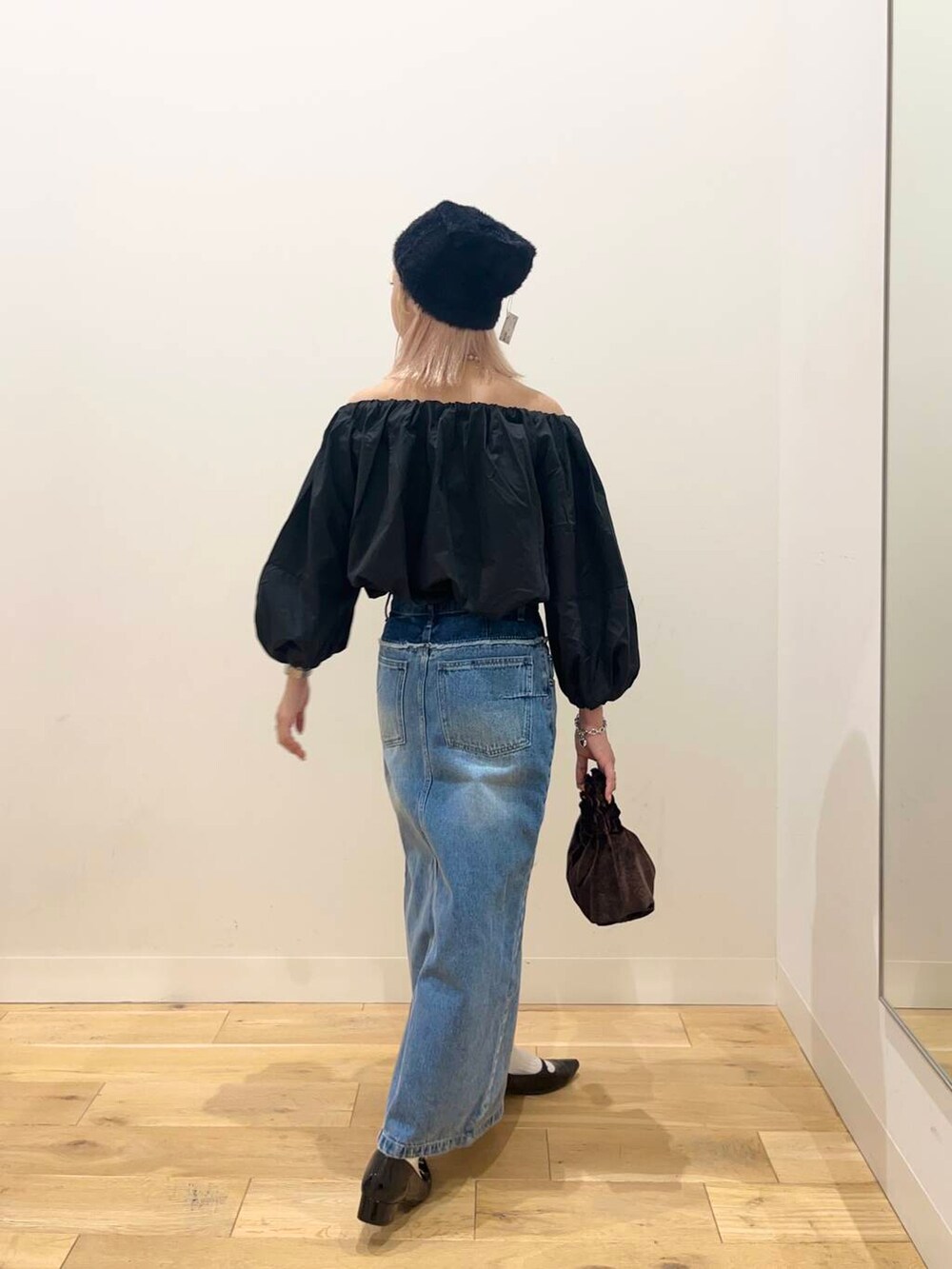 ブラック系のパンプス、ブラック系のシャツ/ブラウス、ブラウン系のハンドバッグを着用したレディースの夏コーディネートの4枚目の写真