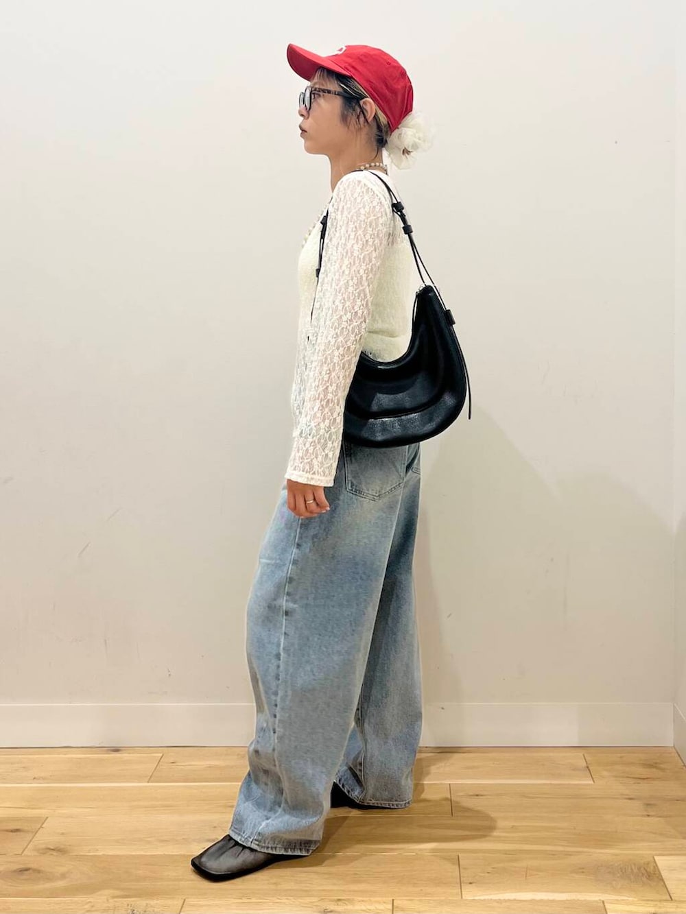「トップス、カーディガン、センスオブプレイス、デニム、ワイドパンツ、2way、サングラス、スポーツミックス、バッグ、ミニバッグ、ショルダーバッグ、チュール、ブラウス、レイヤード、フラットシューズ」|「SENSE OF PLACE by URBAN RESEARCHのハーフムーンバッグ(ショルダーバッグ、ブラック系)」を使った、ミクさん(レディース・153cm)の春コーディネートの4枚目の写真