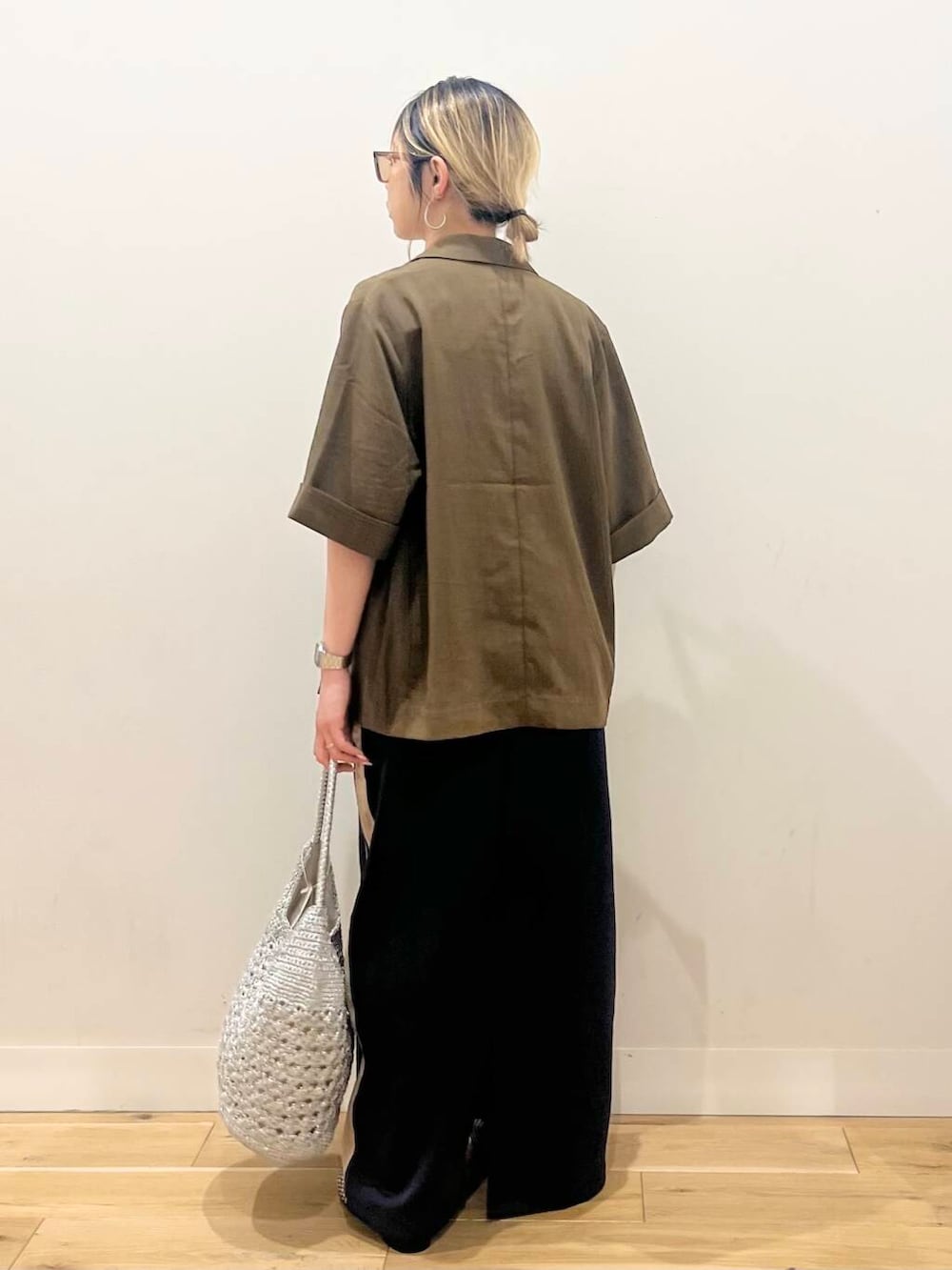 「トップス、センスオブプレイス、ジャケット、セットアップ、Tシャツ、サングラス、スポーツミックス、スカート、アウター、バッグ、ローファー、ショルダーバッグ、タイトスカート、ビスチェ、トートバッグ」|「SENSE OF PLACE by URBAN RESEARCHのメタリックヤーンバッグ(ハンドバッグ、シルバー系)」を使った、ミクさん(レディース・153cm)の春コーディネートの3枚目の写真