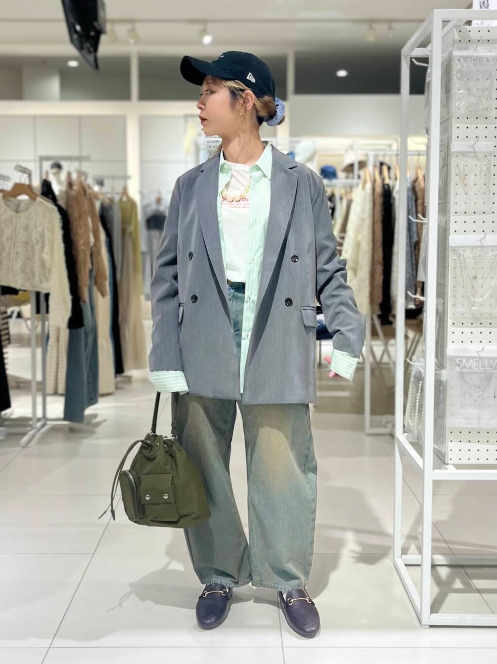 「シャツ、トップス、センスオブプレイス、デニム、ワイドパンツ、ジャケット、セットアップ、ストライプシャツ、2way、スポーツミックス、アウター、バッグ、ローファー、ミニバッグ」|「SENSE OF PLACE by URBAN RESEARCHの撥水2WAYマルチポケットナイロンバッグ(ショルダーバッグ、グリーン系)」を使った、ミクさん(レディース・153cm)の春コーディネートの2枚目の写真