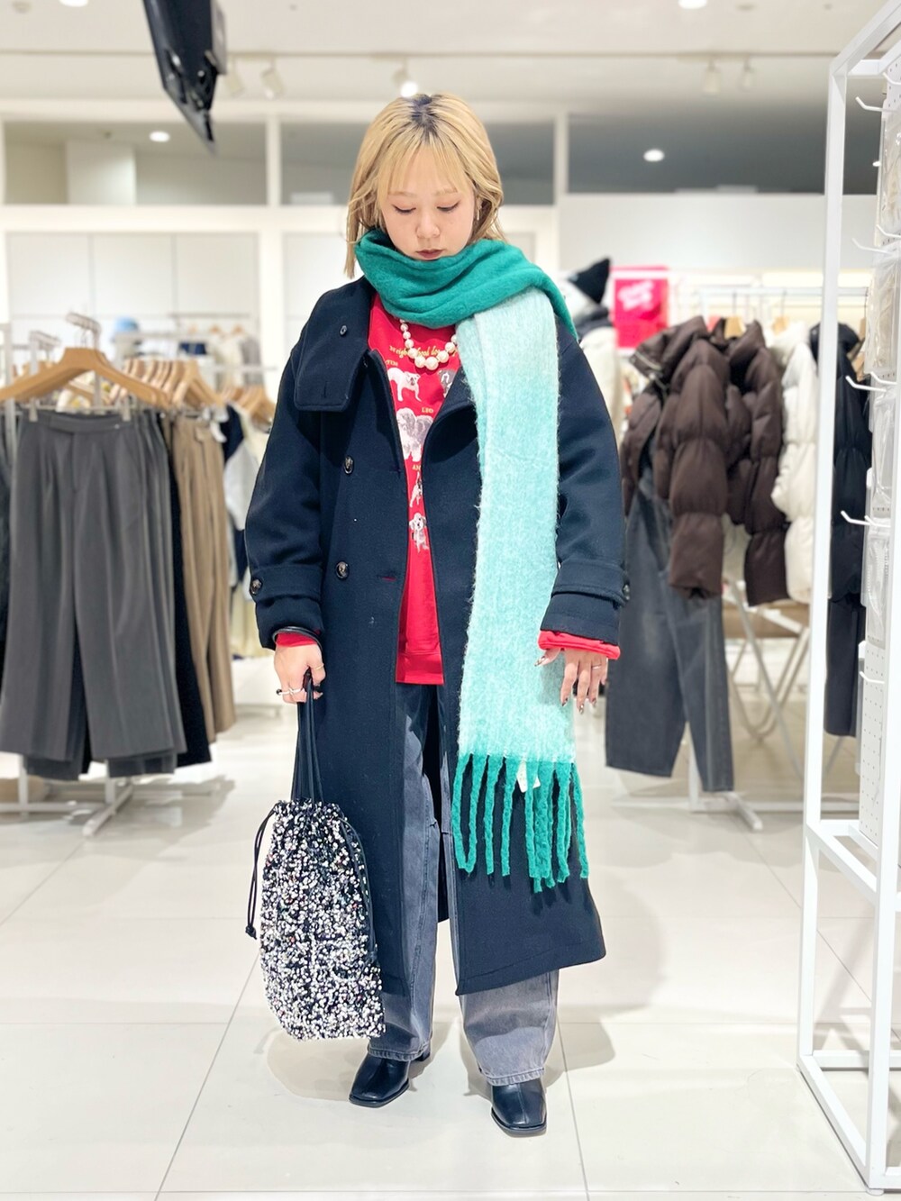「冬コーデ、クリスマスに着たい服、SENSEOFPLACE、レイヤードスタイル、デニム、ワイドデニム、カーブパンツ、ブーツ、アウター、コート、ロングコート、スウェット、マフラー、ギフト、あったかコーデ」|「SENSE OF PLACE by URBAN RESEARCHのスタンドカラーロングコート(ステンカラーコート、ブラック系)」を使った、ミクさん(レディース・153cm)の冬コーディネートの2枚目の写真