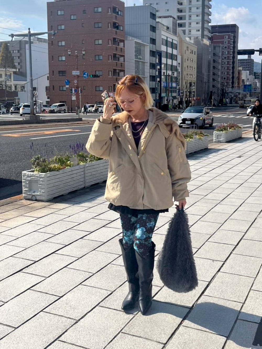 ベージュ系のブルゾンを着用したレディースの秋コーディネートの2枚目の写真