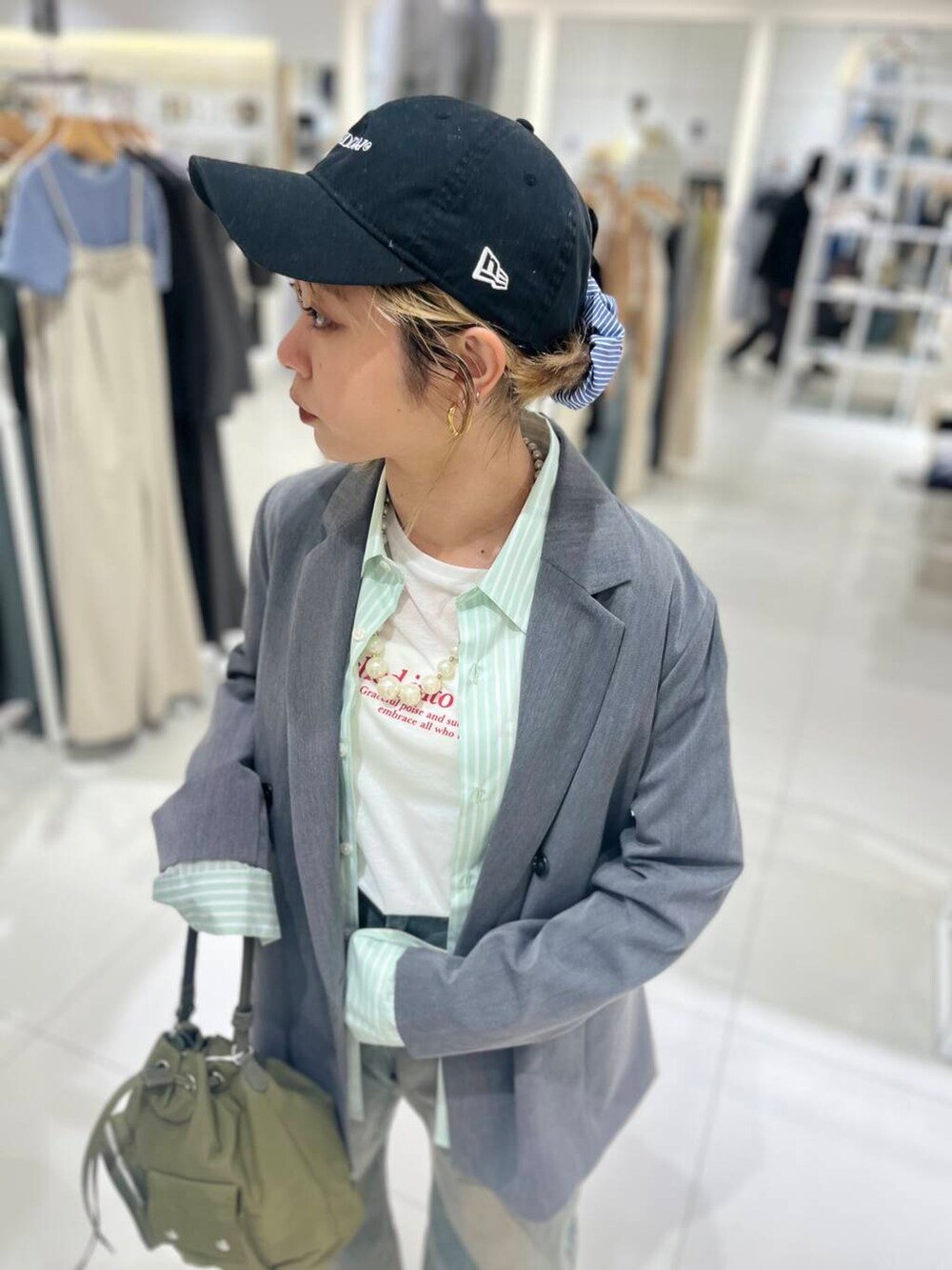 「シャツ、トップス、センスオブプレイス、デニム、ワイドパンツ、ジャケット、セットアップ、ストライプシャツ、2way、スポーツミックス、アウター、バッグ、ローファー、ミニバッグ」|「SENSE OF PLACE by URBAN RESEARCHの撥水2WAYマルチポケットナイロンバッグ(ショルダーバッグ、グリーン系)」を使った、ミクさん(レディース・153cm)の春コーディネートの4枚目の写真
