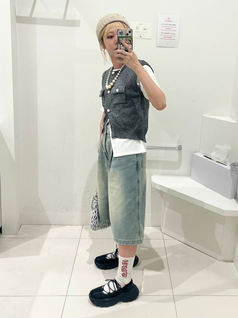 「トップス、カーディガン、センスオブプレイス、デニム、スニーカー、ワイドパンツ、Tシャツ、ベスト、2way、ニット、バッグ、ミニバッグ、バレエシューズ、ビスチェ、レイヤード」|「SENSE OF PLACE by URBAN RESEARCHの『抗菌』『消臭』レースアップバレエスニーカー(スニーカー、ブラック系)」を使った、ミクさん(レディース・153cm)の夏コーディネートの3枚目の写真