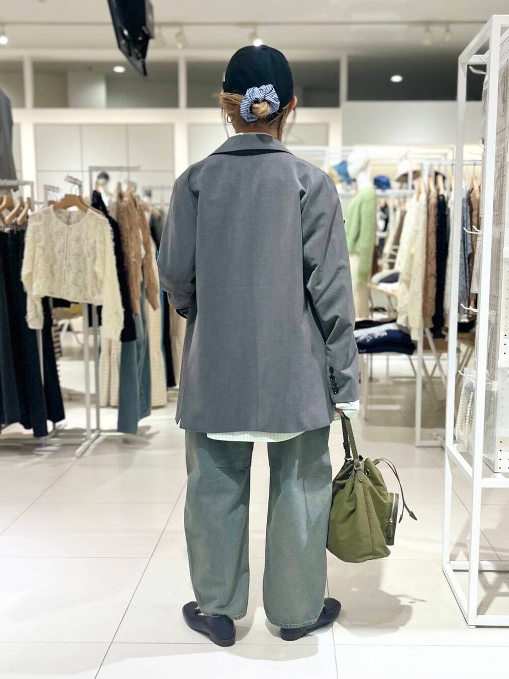 「シャツ、トップス、センスオブプレイス、デニム、ワイドパンツ、ジャケット、セットアップ、ストライプシャツ、2way、スポーツミックス、アウター、バッグ、ローファー、ミニバッグ」|「SENSE OF PLACE by URBAN RESEARCHの撥水2WAYマルチポケットナイロンバッグ(ショルダーバッグ、グリーン系)」を使った、ミクさん(レディース・153cm)の春コーディネートの3枚目の写真