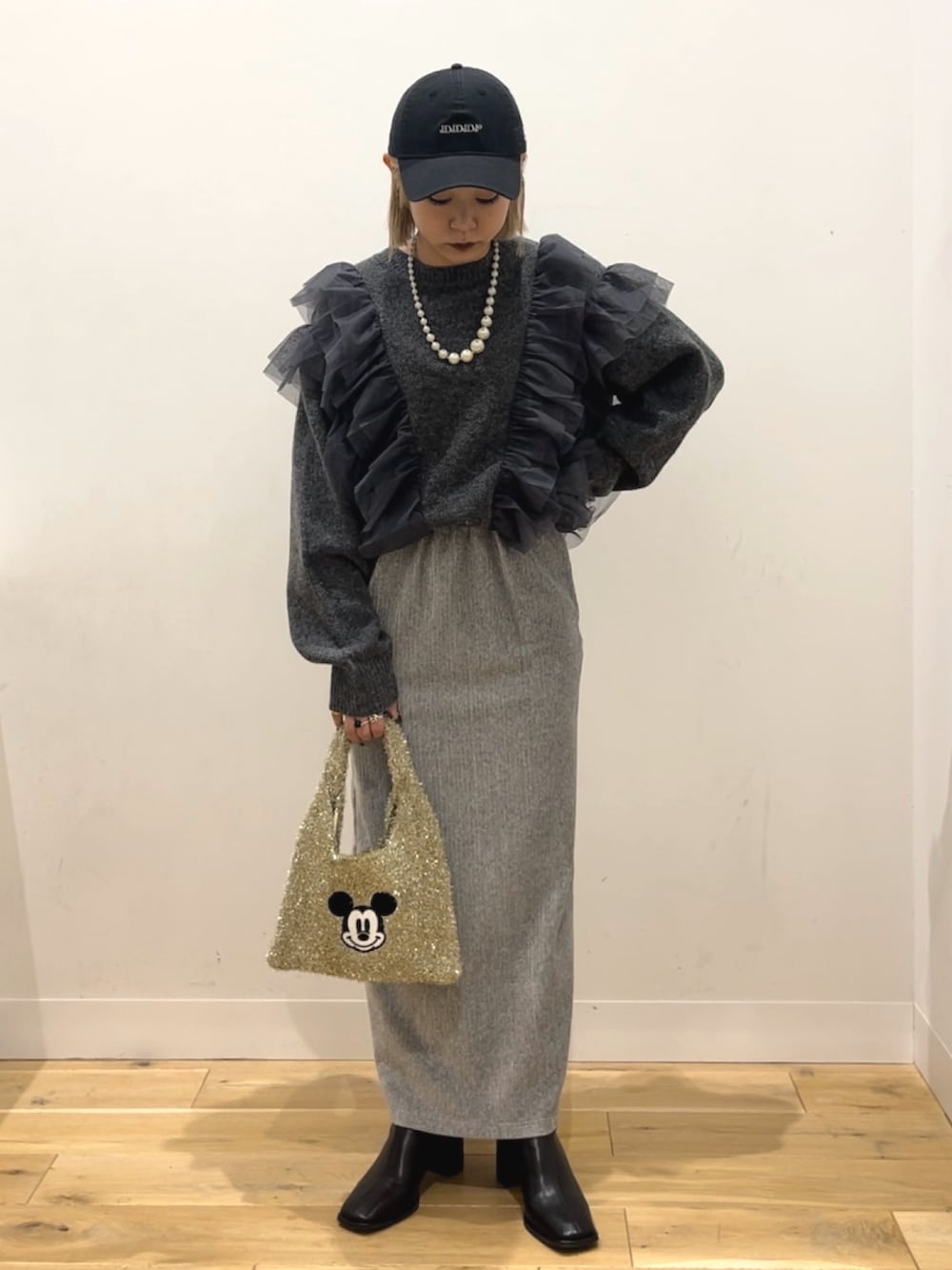 「SENSEOFPLACE、冬コーデ、ニット、スカート、タイトスカート、ベロアスカート、ラメスカート、チュールトップス、チュール、ニットコーデ、オーバーサイズ、フリルトップス、ブーツ、ブーツコーデ」｜「SENSE OF PLACE by URBAN RESEARCHのチュールドッキングフリルセーター（ニット/セーター、グレー系）」を使った、ミクさん（レディース・153cm）の秋コーディネートの3枚目の写真