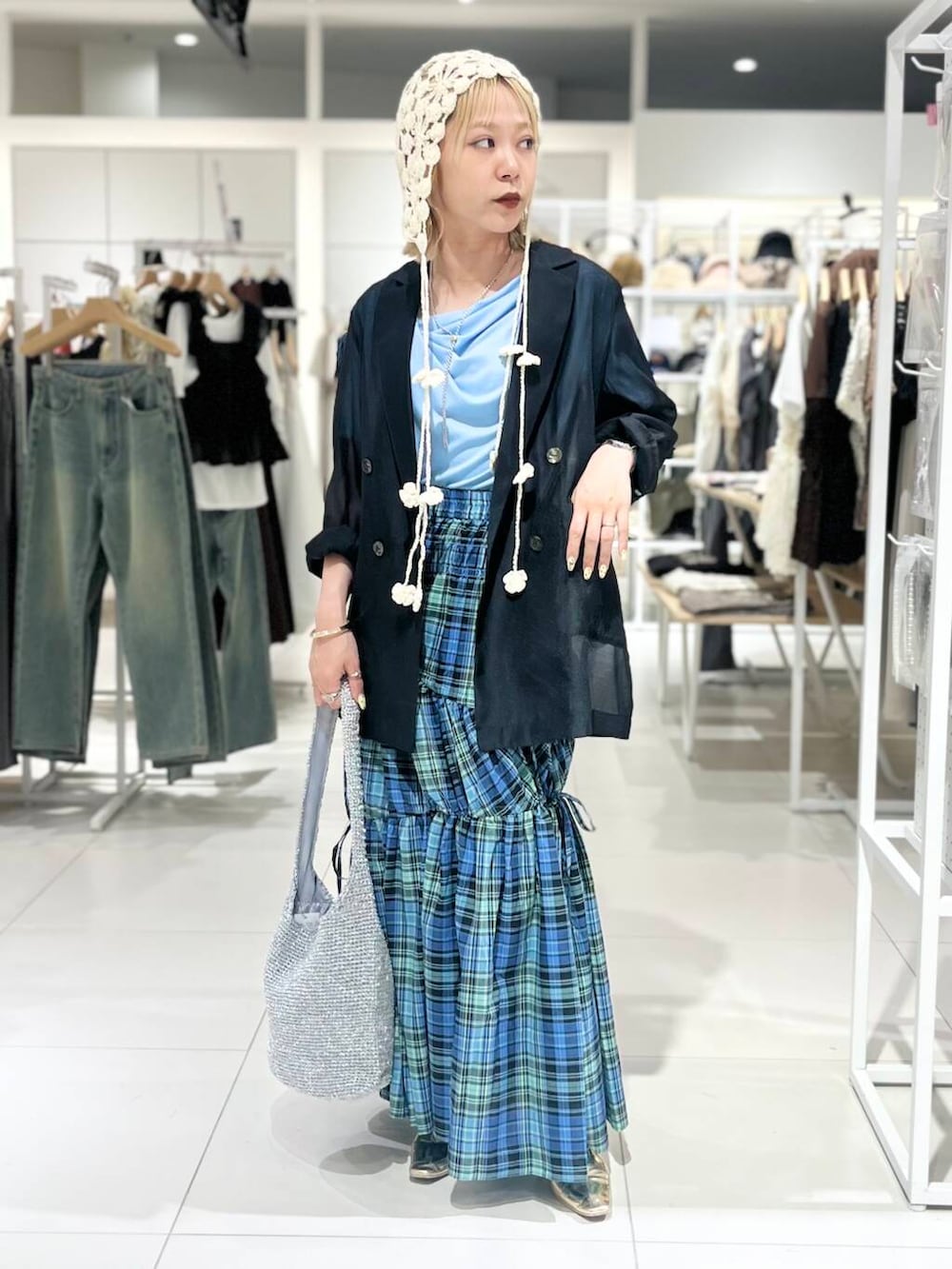 「トップス、センスオブプレイス、ジャケット、Tシャツ、2way、スカート、アウター、バッグ、ハイウエスト、サンダル、レイヤード、フラットシューズ、チェックスカート、レイヤードスタイル」|「RODE SKOのワンハンドルラメショルダーバッグ(ショルダーバッグ、シルバー系)」を使った、ミクさん(レディース・153cm)の夏コーディネートの3枚目の写真