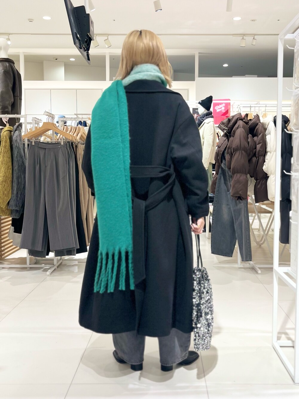 「冬コーデ、クリスマスに着たい服、SENSEOFPLACE、レイヤードスタイル、デニム、ワイドデニム、カーブパンツ、ブーツ、アウター、コート、ロングコート、スウェット、マフラー、ギフト、あったかコーデ」|「SENSE OF PLACE by URBAN RESEARCHのスタンドカラーロングコート(ステンカラーコート、ブラック系)」を使った、ミクさん(レディース・153cm)の冬コーディネートの3枚目の写真