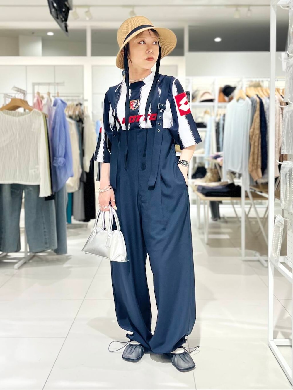 「シャツ、トップス、センスオブプレイス、オールインワン、ワイドパンツ、スラックス、Tシャツ、ベスト、2way、スポーツミックス、バッグ、ミニバッグ、ショルダーバッグ、ハイウエスト、サンダル」|「SENSE OF PLACE by URBAN RESEARCHのハートボストンバッグ(ボストンバッグ、シルバー系)」を使った、ミクさん(レディース・153cm)の春コーディネートの4枚目の写真