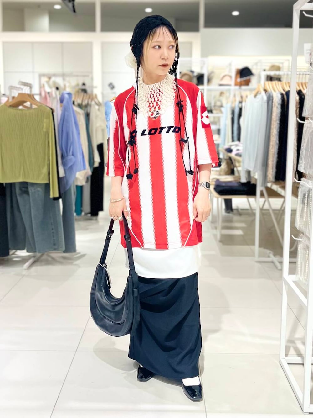 「シャツ、トップス、センスオブプレイス、ストライプシャツ、Tシャツ、2way、スポーツミックス、スカート、バッグ、ミニバッグ、ショルダーバッグ、タイトスカート、パンプス、ハイウエスト、サンダル」|「SENSE OF PLACE by URBAN RESEARCHのハーフムーンバッグ(ショルダーバッグ、ブラック系)」を使った、ミクさん(レディース・153cm)の春コーディネートの2枚目の写真
