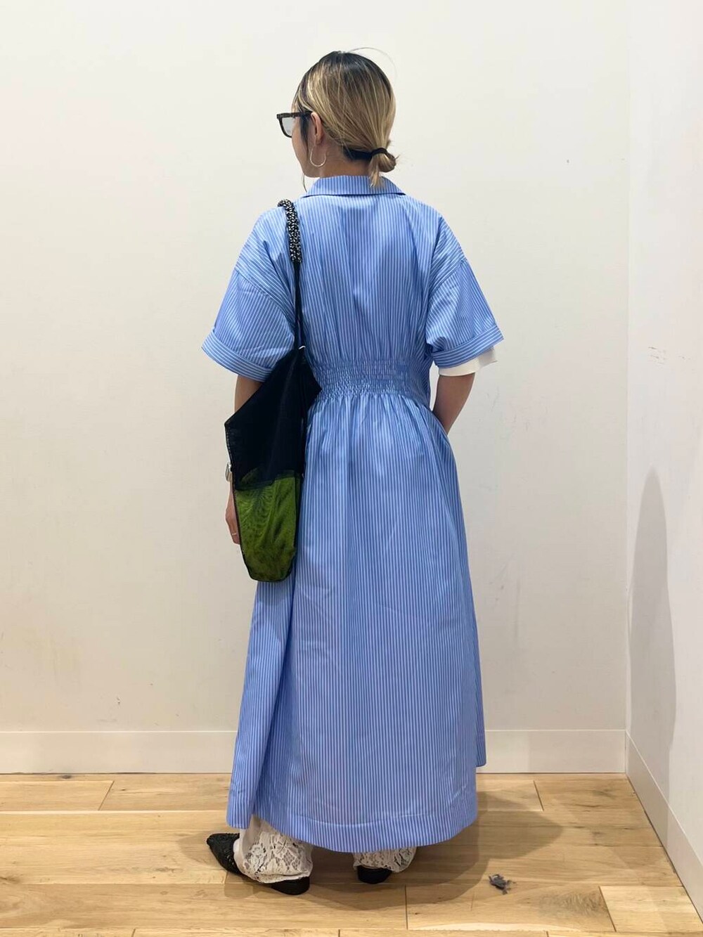 「ワンピース、トップス、センスオブプレイス、ワイドパンツ、ストライプシャツ、Tシャツ、2way、スポーツミックス、バッグ、ローファー、ハイウエスト、シャツワンピース、ビスチェ、ブラウス、トートバッグ」|「SENSE OF PLACE by URBAN RESEARCHのヴィンテージライクTシャツ(ショパン)(Tシャツ/カットソー、ホワイト系)」を使った、ミクさん(レディース・153cm)の春コーディネートの4枚目の写真
