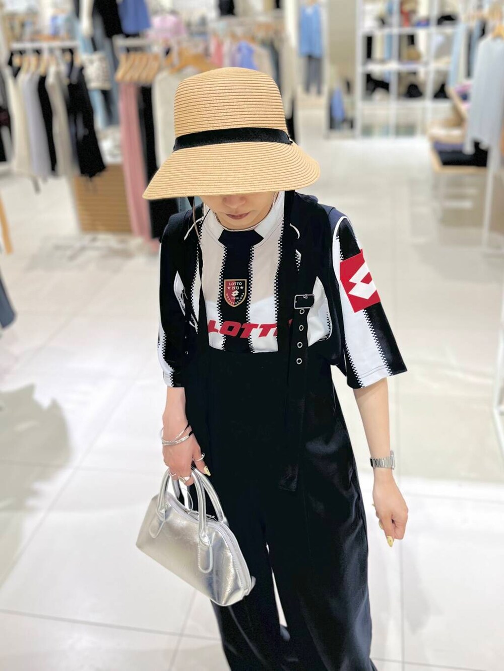 「シャツ、トップス、センスオブプレイス、オールインワン、ワイドパンツ、スラックス、Tシャツ、ベスト、2way、スポーツミックス、バッグ、ミニバッグ、ショルダーバッグ、ハイウエスト、サンダル」|「SENSE OF PLACE by URBAN RESEARCHのハートボストンバッグ(ボストンバッグ、シルバー系)」を使った、ミクさん(レディース・153cm)の春コーディネートの5枚目の写真