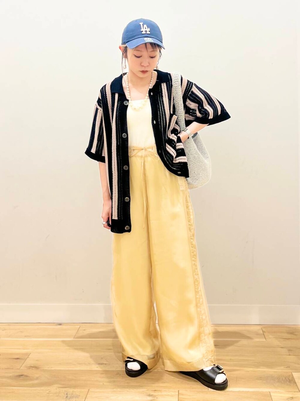 「シャツ、トップス、カーディガン、センスオブプレイス、ワイドパンツ、ジャケット、ストライプシャツ、スラックス、2way、スポーツミックス、ニット、バッグ、ショルダーバッグ、ハイウエスト」|「RODE SKOのワンハンドルラメショルダーバッグ(ショルダーバッグ、シルバー系)」を使った、ミクさん(レディース・153cm)の春コーディネートの3枚目の写真