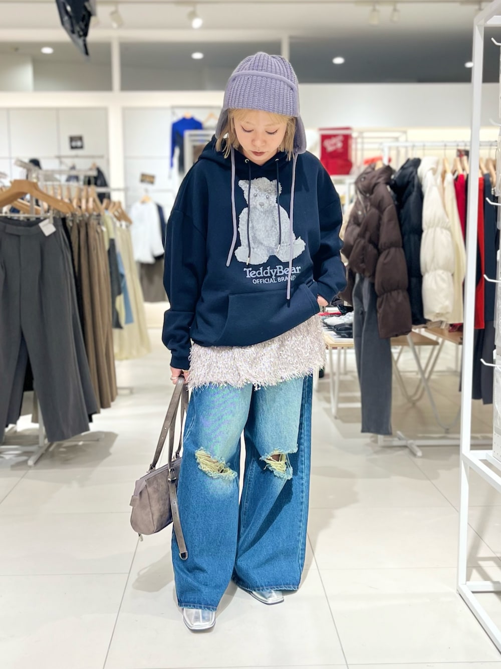 ブラック系のスウェット、グレー系のその他トップス、ブルー系のデニムパンツを着用したレディースの冬コーディネートの2枚目の写真