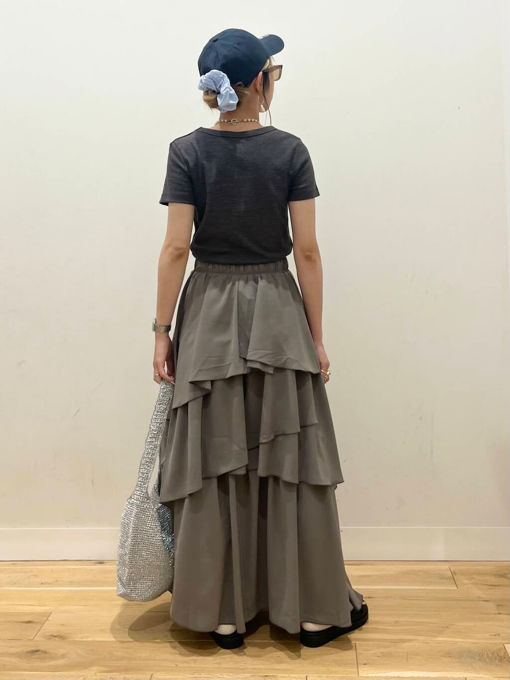 「トップス、センスオブプレイス、ワントーンコーデ、Tシャツ、2way、サングラス、スポーツミックス、スカート、バッグ、ショルダーバッグ、ハイウエスト、サンダル、キャップ、トートバッグ、レイヤード」|「RODE SKOのワンハンドルラメショルダーバッグ(ショルダーバッグ、シルバー系)」を使った、ミクさん(レディース・153cm)の春コーディネートの4枚目の写真