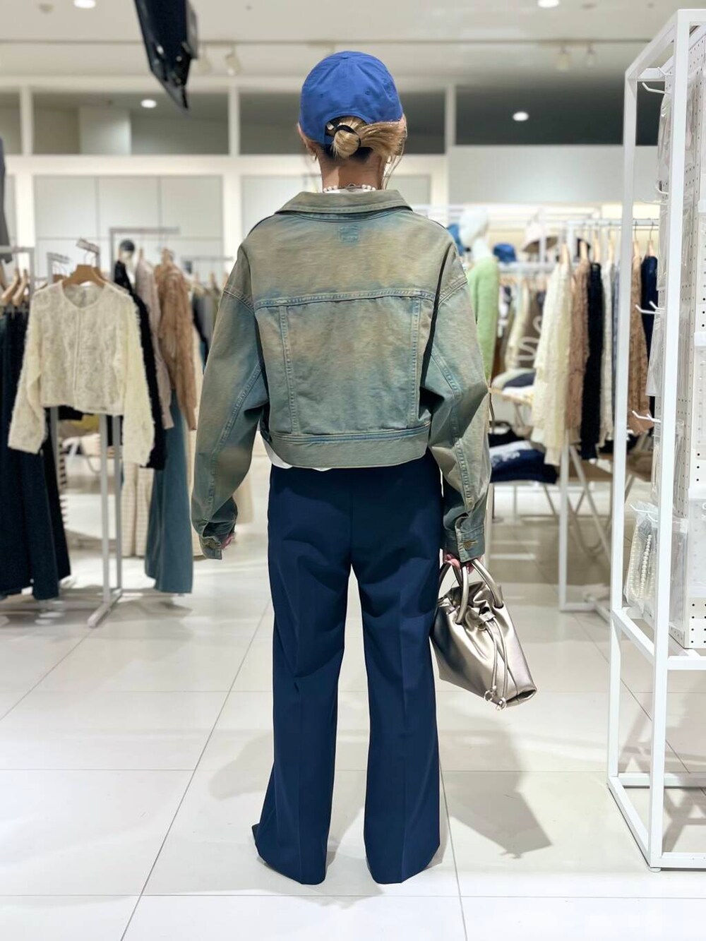 「トップス、センスオブプレイス、ワントーンコーデ、デニム、ワイドパンツ、ジャケット、セットアップ、スラックス、Tシャツ、スポーツミックス、アウター、バッグ、ローファー、ミニバッグ、ショルダーバッグ」|「SENSE OF PLACE by URBAN RESEARCHのヴィンテージライクTシャツ(ショパン)(Tシャツ/カットソー、ホワイト系)」を使った、ミクさん(レディース・153cm)の春コーディネートの3枚目の写真