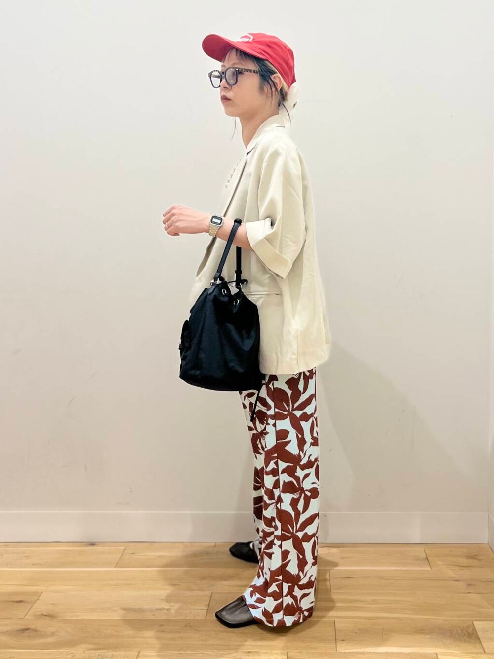 「シャツ、センスオブプレイス、ワイドパンツ、ジャケット、セットアップ、スラックス、ベスト、2way、サングラス、スポーツミックス、アウター、バッグ、ミニバッグ、ショルダーバッグ、ハイウエスト」|「SENSE OF PLACE by URBAN RESEARCHの撥水2WAYマルチポケットナイロンバッグ(ショルダーバッグ、ブラック系)」を使った、ミクさん(レディース・153cm)の春コーディネートの3枚目の写真
