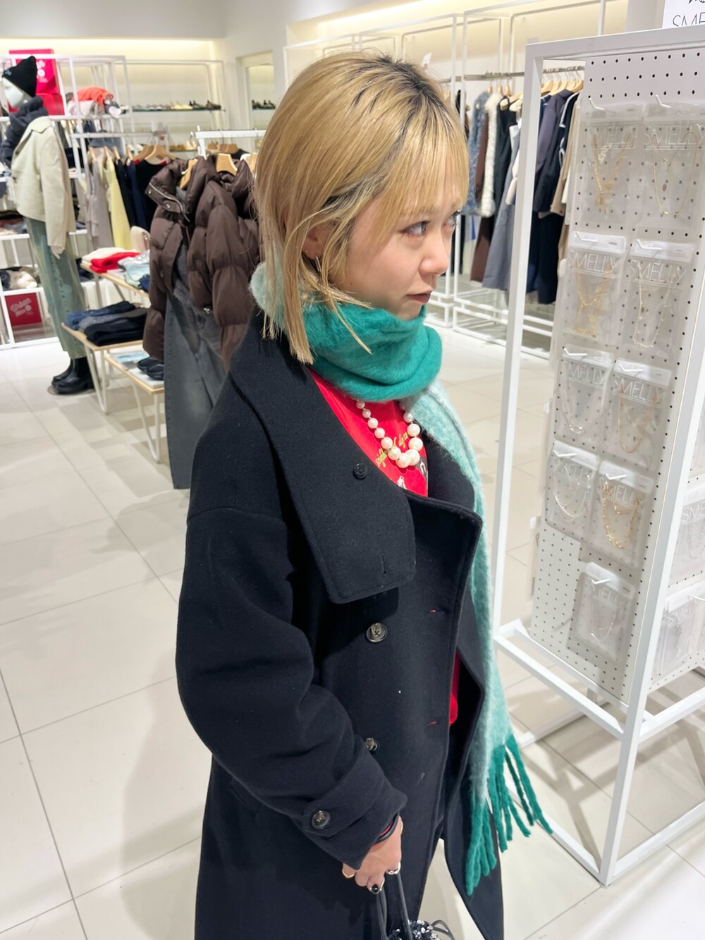 「冬コーデ、クリスマスに着たい服、SENSEOFPLACE、レイヤードスタイル、デニム、ワイドデニム、カーブパンツ、ブーツ、アウター、コート、ロングコート、スウェット、マフラー、ギフト、あったかコーデ」|「SENSE OF PLACE by URBAN RESEARCHのスタンドカラーロングコート(ステンカラーコート、ブラック系)」を使った、ミクさん(レディース・153cm)の冬コーディネートの4枚目の写真