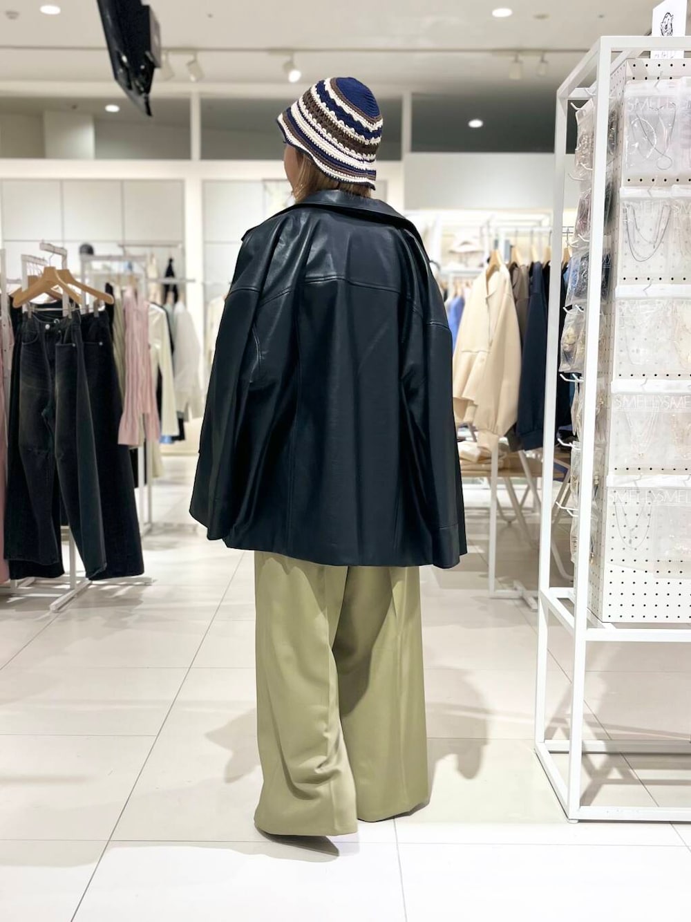 「トップス、センスオブプレイス、ワイドパンツ、ジャケット、スラックス、2way、ニット、アウター、バッグ、ミニバッグ、ショルダーバッグ、パンプス、ハイウエスト、キャップ」｜「RODE SKOの『MADE IN JAPAN』3.5cmポインテッドパンプス（パンプス、ベージュ系）」を使った、ミクさん（レディース・153cm）の冬コーディネートの3枚目の写真