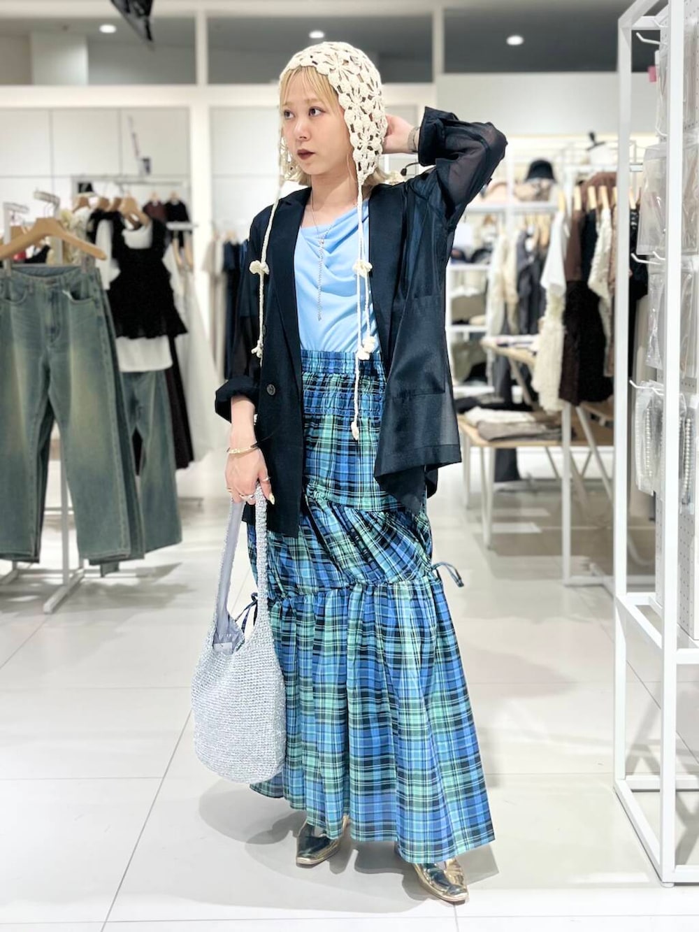 「トップス、センスオブプレイス、ジャケット、Tシャツ、2way、スカート、アウター、バッグ、ハイウエスト、サンダル、レイヤード、フラットシューズ、チェックスカート、レイヤードスタイル」|「RODE SKOのワンハンドルラメショルダーバッグ(ショルダーバッグ、シルバー系)」を使った、ミクさん(レディース・153cm)の夏コーディネートの2枚目の写真