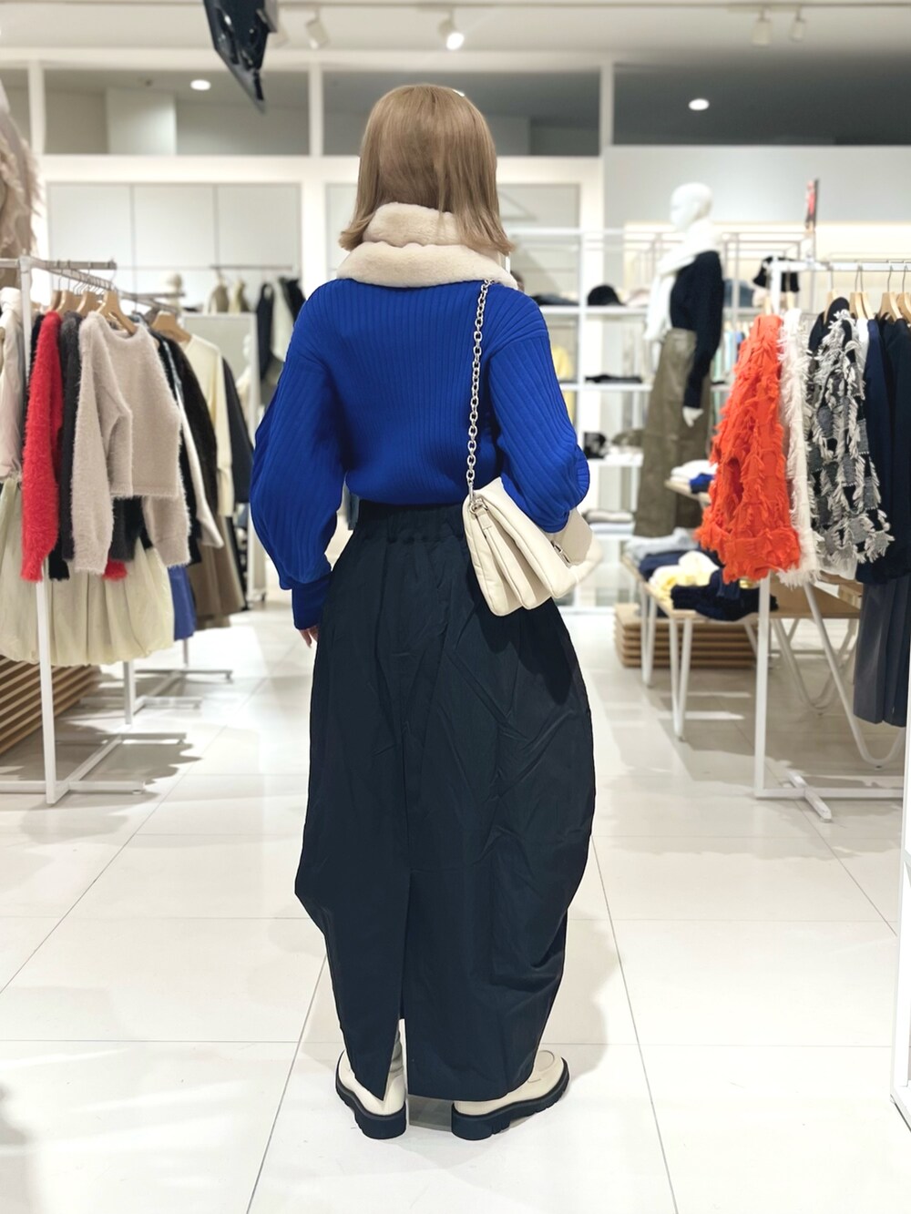「レザー、スカート、ニット、SENSEOFPLACE、マフラー、ストール、バッグ、ショルダーバッグ、キルティング、コクーンスカート、コクーンシルエット、低身長コーデ、モード」|「SENSE OF PLACE by URBAN RESEARCHの『柴田ひかりさん着用』コクーンボリュームタックスカート(スカート、ブラック系)」を使った、ミクさん(レディース・153cm)の秋コーディネートの4枚目の写真