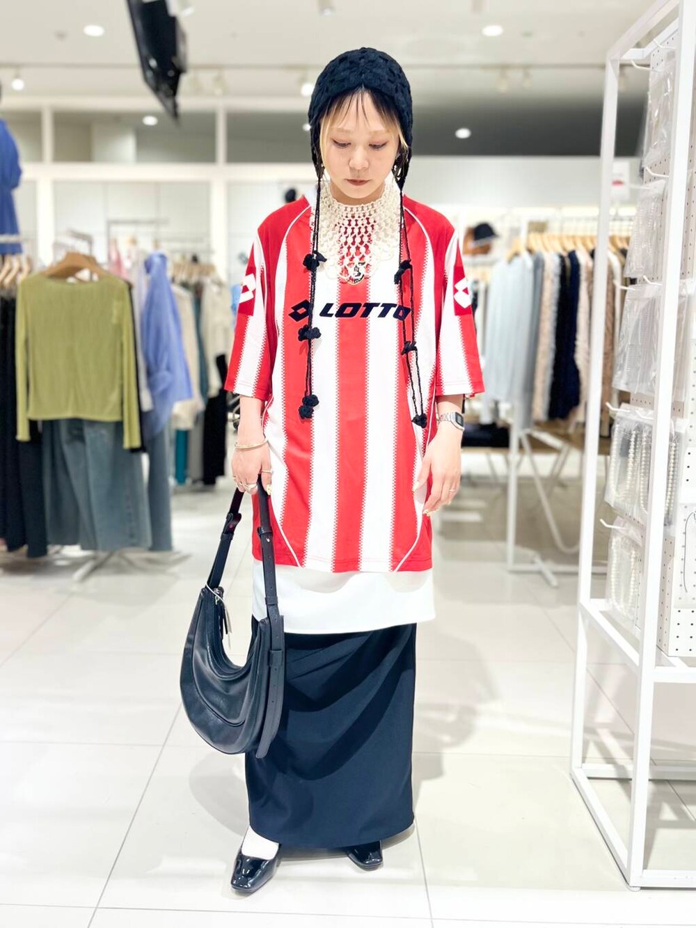 「シャツ、トップス、センスオブプレイス、ストライプシャツ、Tシャツ、2way、スポーツミックス、スカート、バッグ、ミニバッグ、ショルダーバッグ、タイトスカート、パンプス、ハイウエスト、サンダル」|「SENSE OF PLACE by URBAN RESEARCHのハーフムーンバッグ(ショルダーバッグ、ブラック系)」を使った、ミクさん(レディース・153cm)の春コーディネートの5枚目の写真