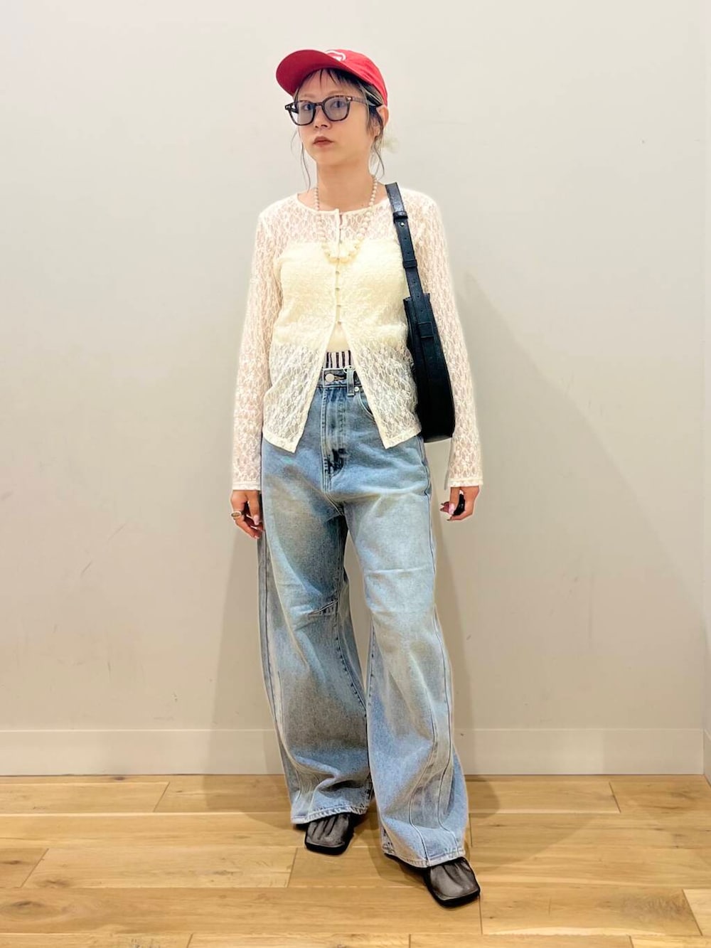 「トップス、カーディガン、センスオブプレイス、デニム、ワイドパンツ、2way、サングラス、スポーツミックス、バッグ、ミニバッグ、ショルダーバッグ、チュール、ブラウス、レイヤード、フラットシューズ」|「SENSE OF PLACE by URBAN RESEARCHのハーフムーンバッグ(ショルダーバッグ、ブラック系)」を使った、ミクさん(レディース・153cm)の春コーディネートの2枚目の写真