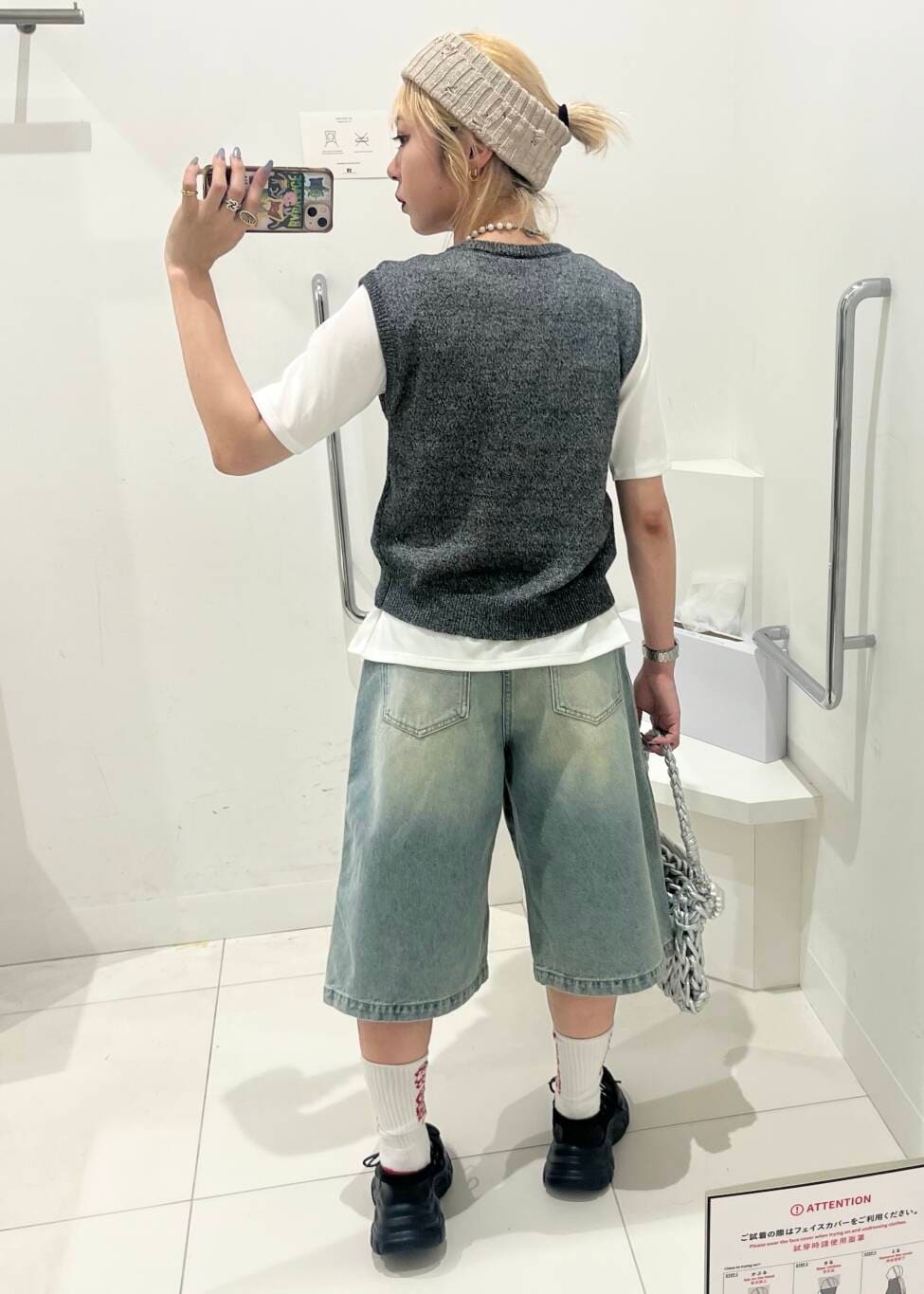 「トップス、カーディガン、センスオブプレイス、デニム、スニーカー、ワイドパンツ、Tシャツ、ベスト、2way、ニット、バッグ、ミニバッグ、バレエシューズ、ビスチェ、レイヤード」|「SENSE OF PLACE by URBAN RESEARCHの『抗菌』『消臭』レースアップバレエスニーカー(スニーカー、ブラック系)」を使った、ミクさん(レディース・153cm)の夏コーディネートの4枚目の写真