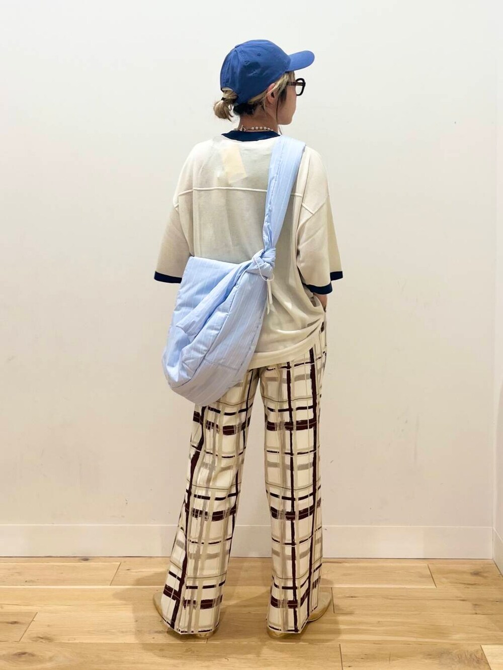 「トップス、センスオブプレイス、ワイドパンツ、スラックス、Tシャツ、スポーツミックス、ニット、バッグ、ローファー、キャップ、トートバッグ、レイヤード、フラットシューズ、レイヤードスタイル」|「SENSE OF PLACE by URBAN RESEARCHのメタリックポインテッドシューズ(パンプス、ゴールド系)」を使った、ミクさん(レディース・153cm)の春コーディネートの3枚目の写真