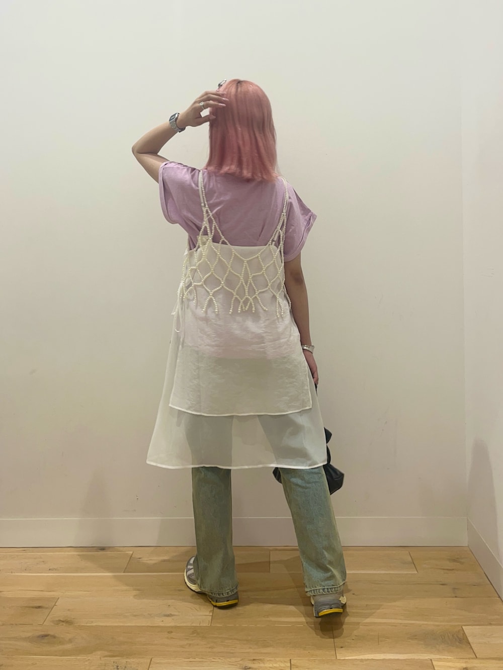 「フレンチスリーブ、デニム、ストレートデニム、レイヤードスタイル、レイヤードコーデ、キャミワンピ、キャミワンピース、Tシャツ、ビスチェ、ビスチェ×デニム、SENSEOFPLACE、パールアクセ、パールビスチェ、低身長コーデ、重ね着」｜「SENSE OF PLACE by URBAN RESEARCHのハイウエストストレートデニム（デニムパンツ、ブルー系）」を使った、ミクさん（レディース・153cm）の夏コーディネートの3枚目の写真