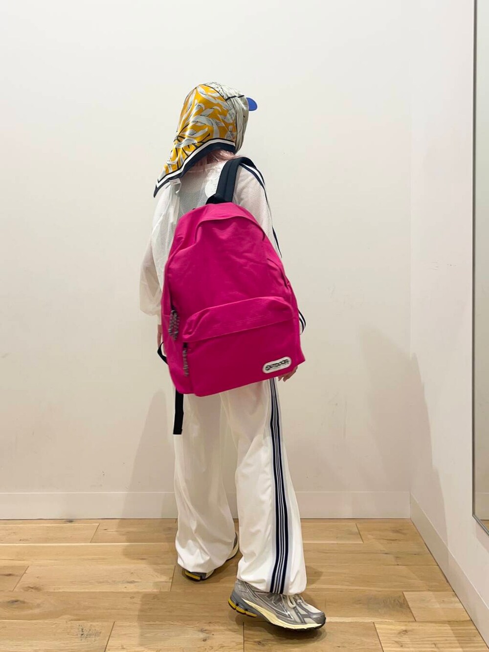 ピンク系のバックパック/リュック、ブラック系のタンクトップ、ホワイト系のその他パンツを着用したレディースの夏コーディネートの3枚目の写真