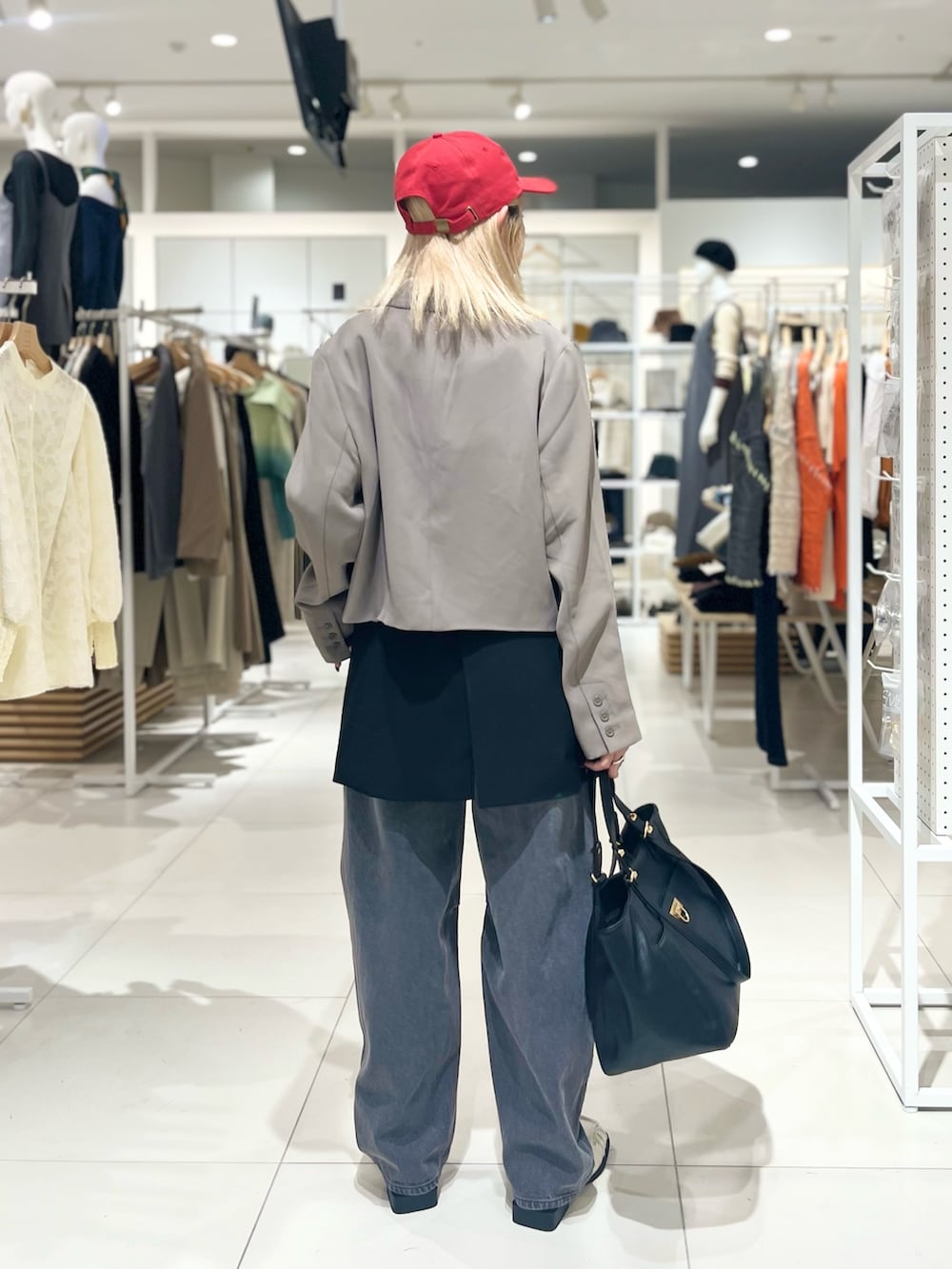 「おしゃ見えテクニック、デニム、レイヤードスタイル、秋コーデ、SENSEOFPLACE、秋服コーデ、ジャケット、ショート丈、ビスチェ、ワイドデニム、ローファー、レイヤード」|「SENSE OF PLACE by URBAN RESEARCHのカーブデニム(デニムパンツ、グレー系)」を使った、ミクさん(レディース・153cm)の秋コーディネートの3枚目の写真
