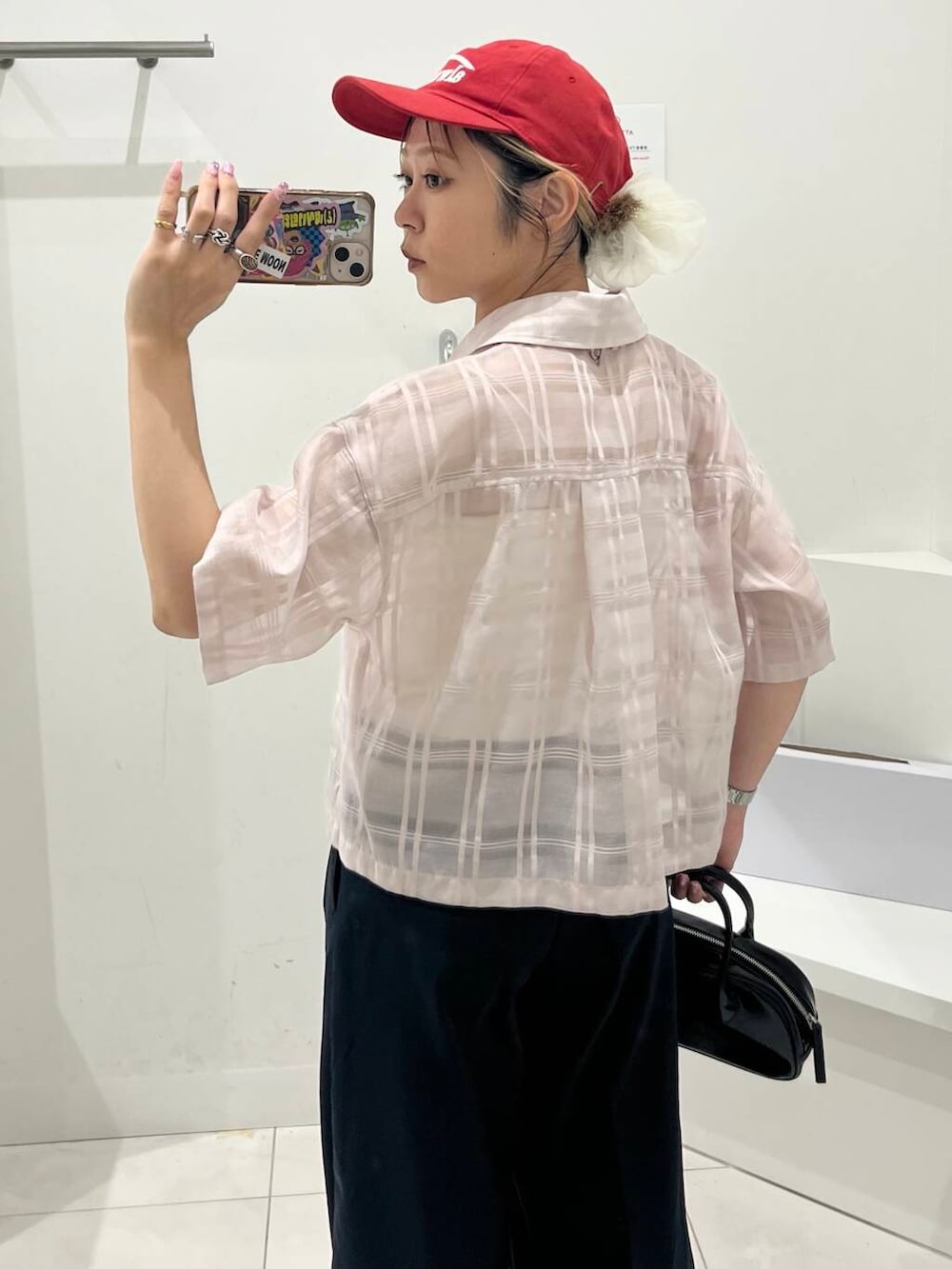 「シャツ、トップス、センスオブプレイス、ワイドパンツ、チェックシャツ、バッグ、ローファー、ピンク、ミニバッグ、ショルダーバッグ、チノパンツ、ハイウエスト、レイヤード、レイヤードスタイル、パンツ」｜「RODE SKOのプラットフォームローファー（ローファー、ブラック系）」を使った、ミクさん（レディース・153cm）の春コーディネートの3枚目の写真
